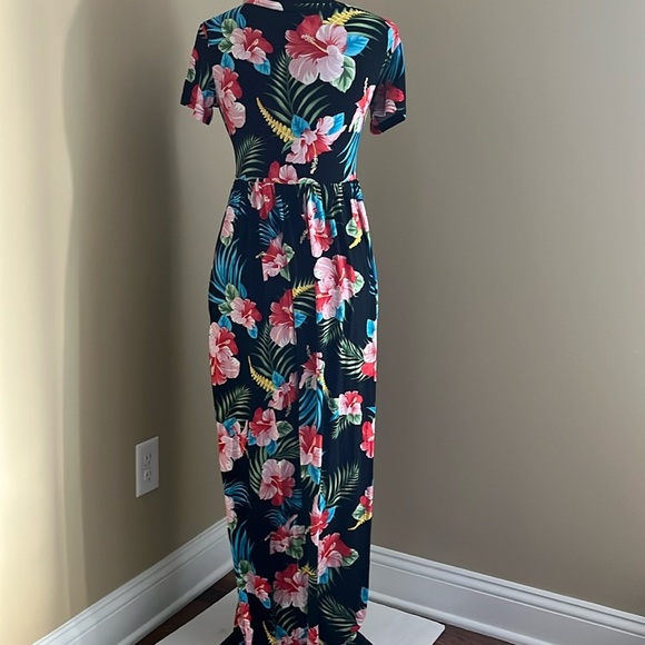 NWOT Tropical Floral Maxi Dress with Pockets in Size Small Crinkle Texture - Picture 3 of 7